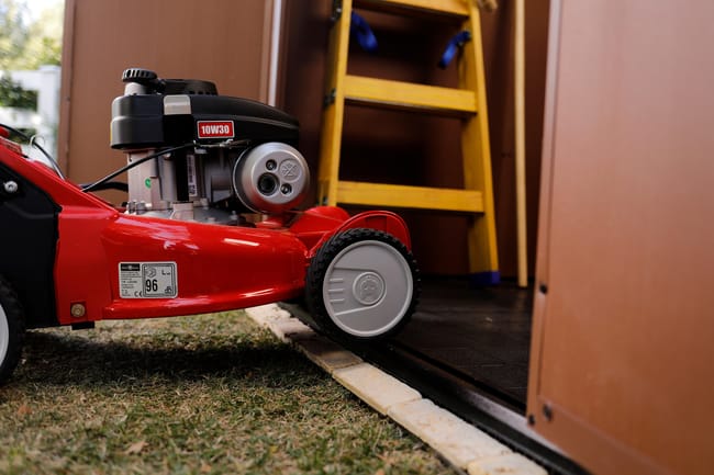 Casetta da giardino con pavimento KETER DARWIN 6X8 C/FINESTRE in polipropilene marrone con porta doppio battente, superficie interna 4.11 m² e spessore parete 16 mm - immagine 3